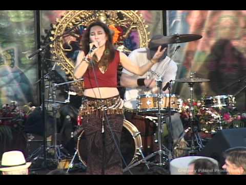 DONNA DE LORY singing Guru Om live Bhakti Fest 2010 part