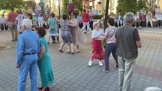 Потрясающая картинка летнего танца! УЛИЦА, ИЮНЬ, ВАЛЬС!!!