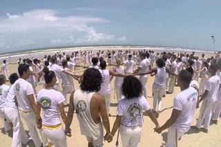 Capoeirando 2016. Mestre Joel cantando na praia