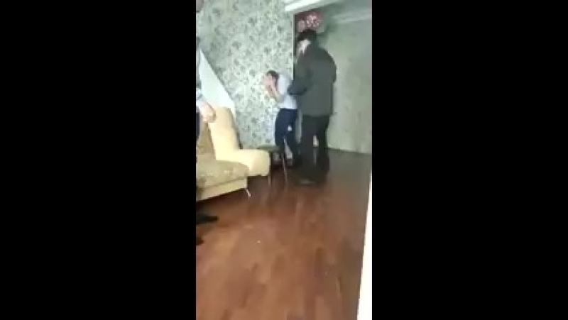 Пиздюки получили на сьёмной хате дедовскую взбучку за