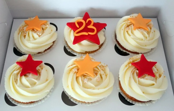 украшение капкейков на 23 февраля. 23 капкейк. пирожные на 23 февраля. торты и капкейки на 23 февраля. торты и капкейки на 23 февраля.