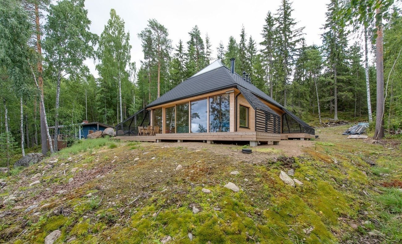 Дом-пирамида на берегу озера