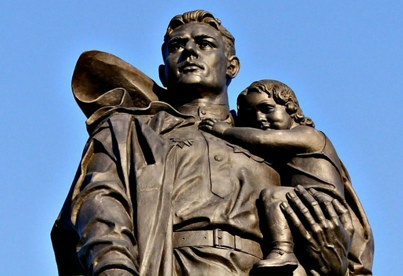 Памятник солдату с девочкой берлин Памятник солдату с девочкой берлин