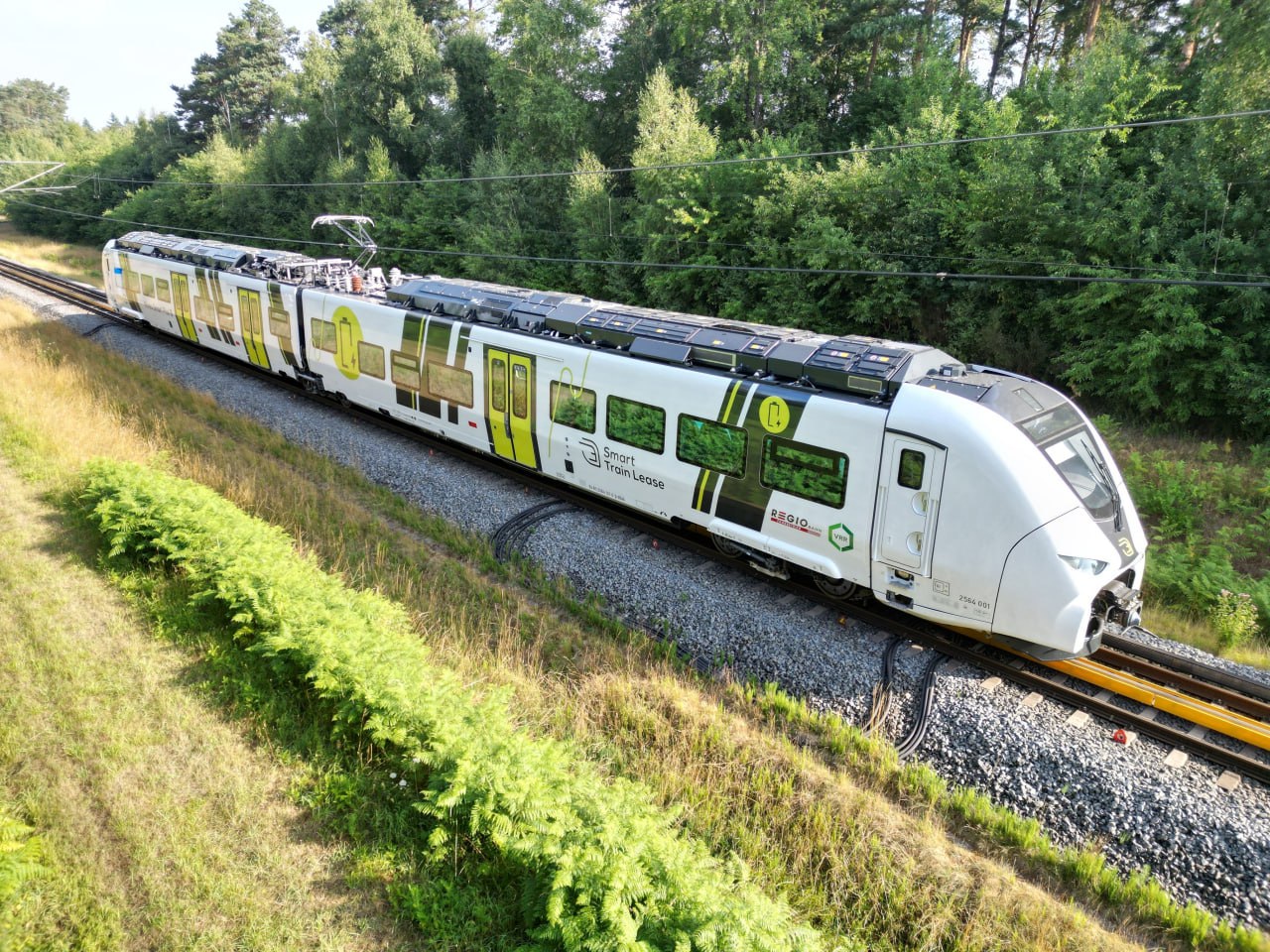 Siemens Mobility в испытательном центре в Вегберг-Вильденрате презентовала первый двухвагонный контактно-аккумуляторный составов «эконом»-модификации платформы Mireo Это картинка